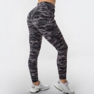 Alphalete Black/Grey Camo M Joggers